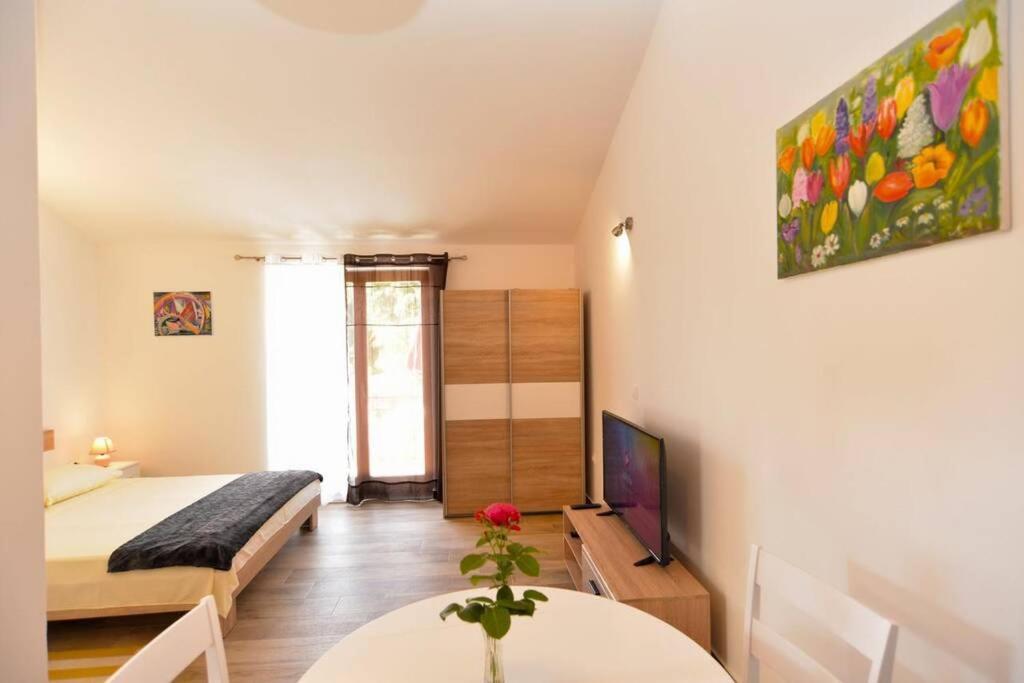 Apartment Vesna For 2, Free Parking And Wi-Fi Pula Extérieur photo