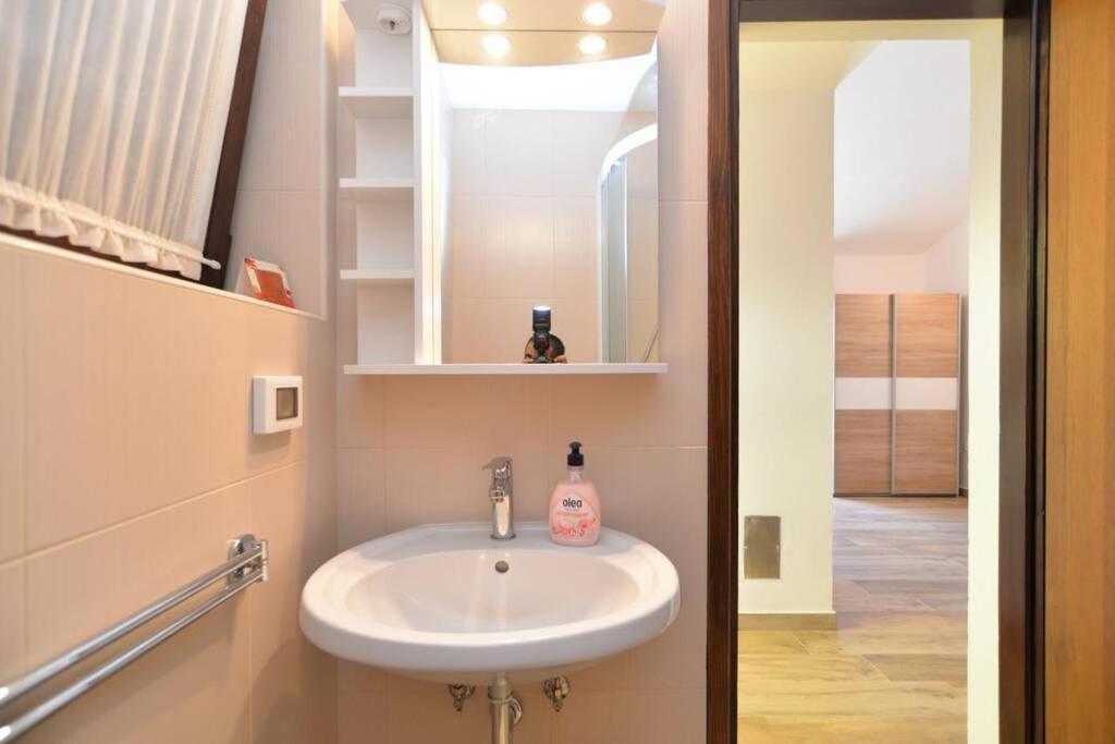 Apartment Vesna For 2, Free Parking And Wi-Fi Pula Extérieur photo