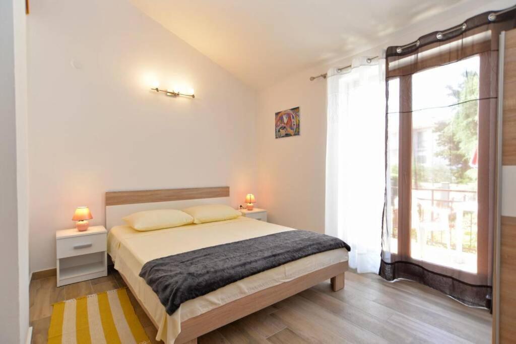 Apartment Vesna For 2, Free Parking And Wi-Fi Pula Extérieur photo